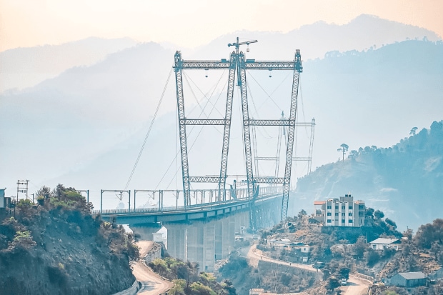 With an expected lifespan of approximately 120 years, the bridge is designed to withstand winds with speeds up to 260 km/h and is earthquake-resistant. (Ministry of Railways)