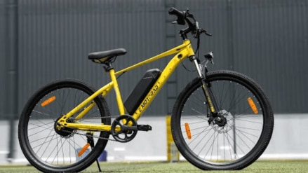 E-Motorad is unveiling new color variants for the MSD Edition Legend 07 Cycle. This special edition, featuring a vibrant yellow hue, serves as a tribute to Dhoni's enduring legacy.