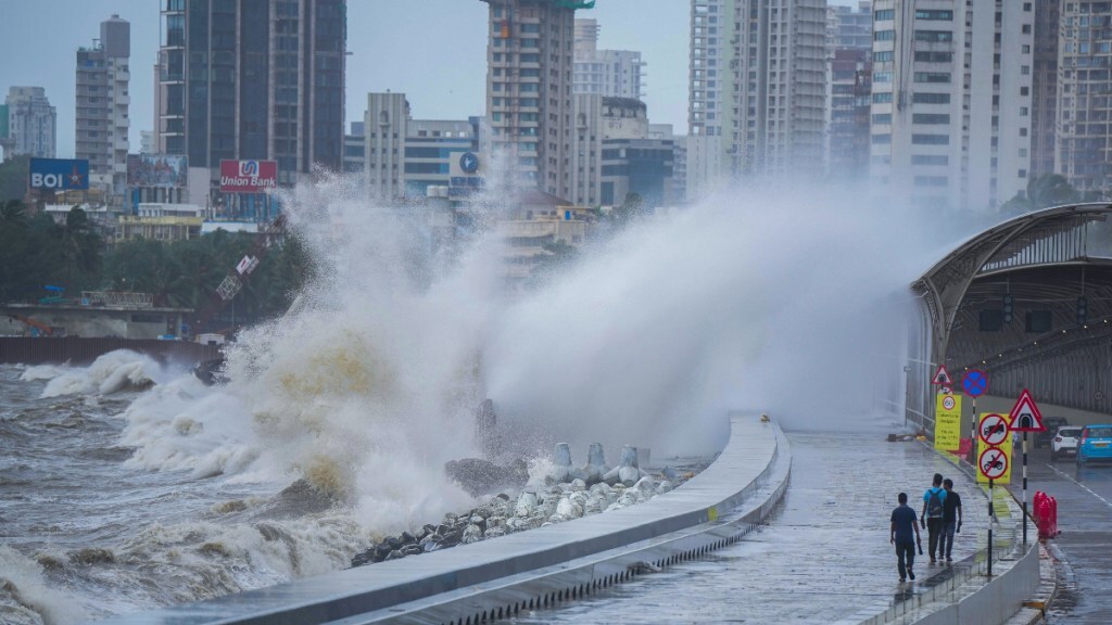 Mumbai rains: IMD issues yellow alert as heavy downpour lashes city; Tansa Lake overflows, Andheri subway closed