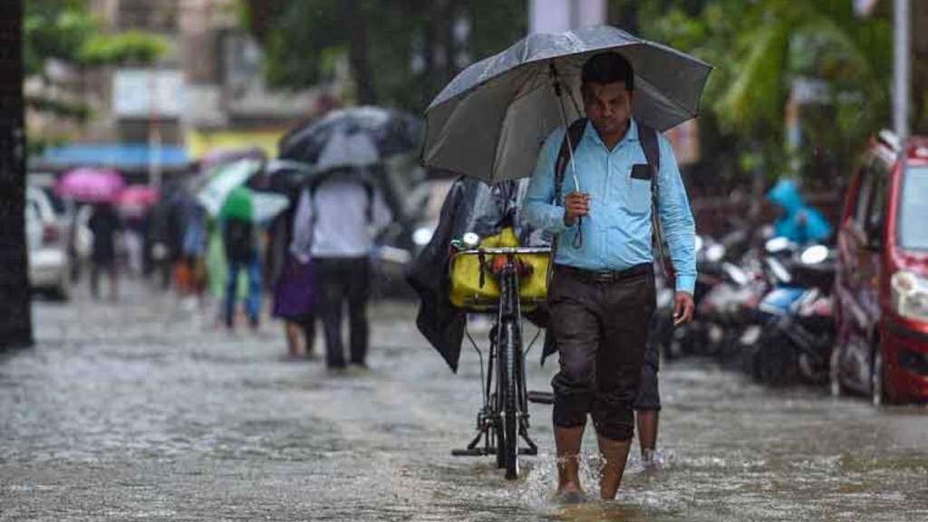 Mumbai rain: Balcony collapses at Grant Road, one dead, several trapped