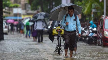 Mumbai rain: Balcony collapses at Grant Road, one dead, several trapped