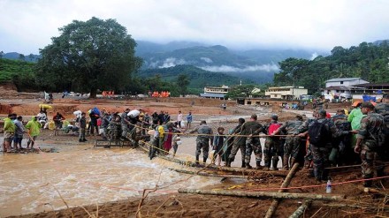 Indian Army rescues people at Wayanad