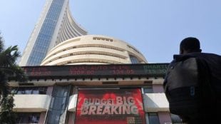 A man looks at a screen displaying budget news, on a facade of the Bombay Stock Exchange (BSE) building in Mumbai, India, February 1, 2022. REUTERS/File.