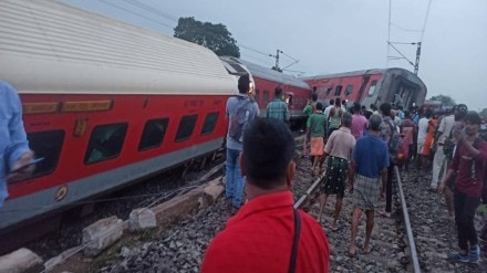 Mumbai-Howrah Mail derail