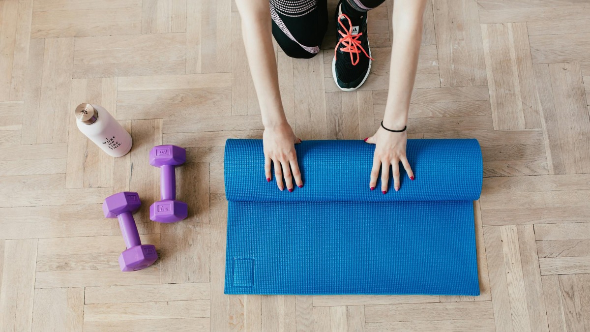 Experts believe that while people of all ages show interest in physical activities, those in their late 20s to 40s are the most likely to join gyms and participate in offline classes