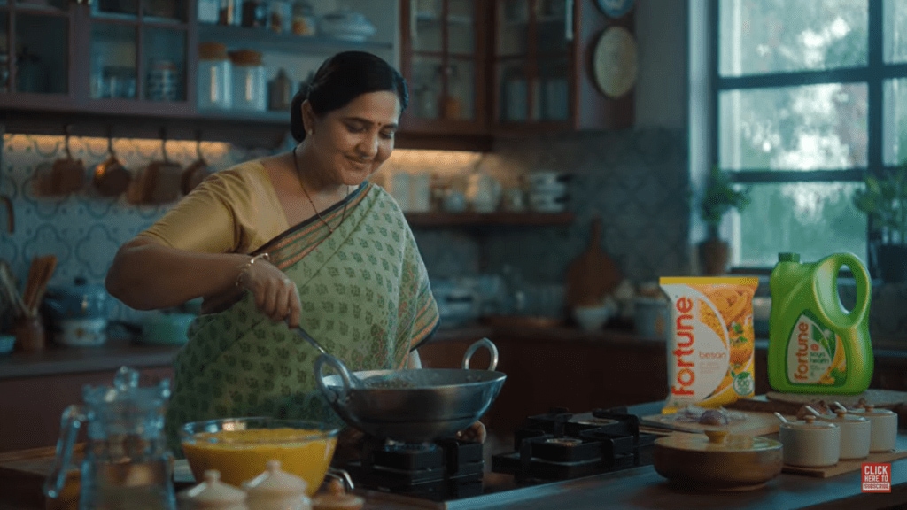 With the tagline ‘Yeh baarish phir se aayi hai, saath apne pakode ka mausam laayi hai’ the ad taps into the nostalgia of rainy days spent enjoying homemade pakodas.