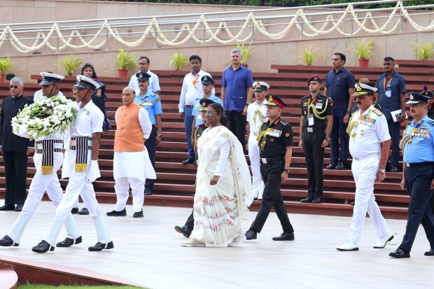 President Droupadi Murmu laid a wreath at the National War Memorial in New Delhi on the occasion of 78th Independence Day on August 15, 2024. (Photo: Ministry of Defence)