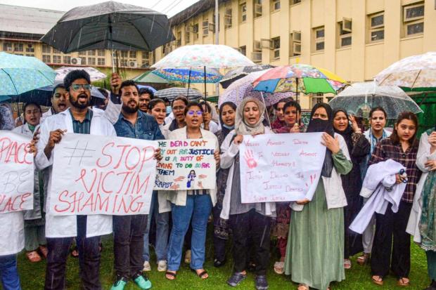 Srinagar: Doctors and medical students holding placards shout slogans during a protest march against the alleged rape and murder of a female medic in Kolkata. (PTI)