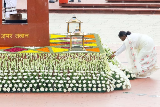 President Droupadi Murmu paying homage to the bravehearts at the National War Memorial in New Delhi on the occasion of 78th Independence Day on August 15, 2024. (Photo: Ministry of Defence)