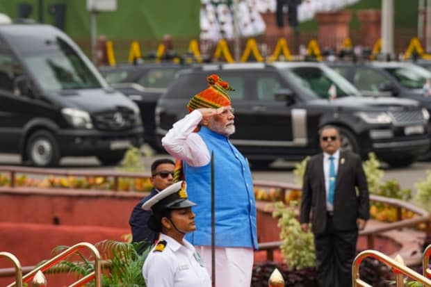 Prime Minister Narendra Modi is greeted at the Red Fort with a Guard of Honour. (Photo: PTI)
