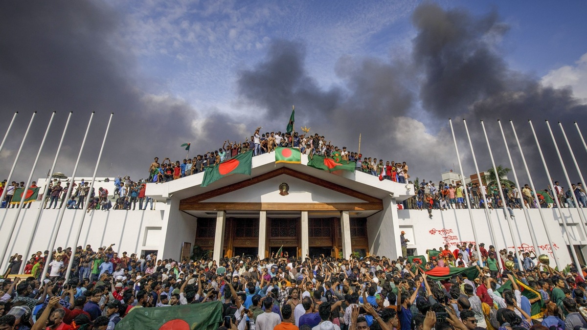 People gather around the residence of Bangladeshi prime minister in Dhaka, Bangladesh, 05 August 2024.