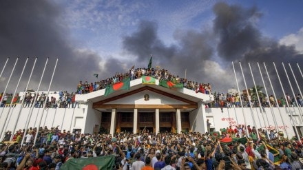 People gather around the residence of Bangladeshi prime minister in Dhaka, Bangladesh, 05 August 2024. People gather around the residence of Bangladeshi prime minister in Dhaka, Bangladesh, 05 August 2024.