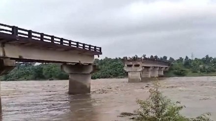 The 300-meter bridge, built in 2014, spans the Gomia block, connecting Lalpania in Bokaro and Dumri in Giridih district. The 300-meter bridge, built in 2014, spans the Gomia block, connecting Lalpania in Bokaro and Dumri in Giridih district.