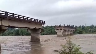 The 300-meter bridge, built in 2014, spans the Gomia block, connecting Lalpania in Bokaro and Dumri in Giridih district.
