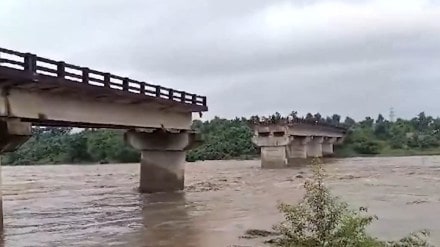 The 300-meter bridge, built in 2014, spans the Gomia block, connecting Lalpania in Bokaro and Dumri in Giridih district.