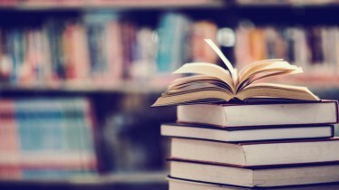 Bookstores are offering new experiences that may include coffee, performances, tarot or even pottery. (Image: Freepik)