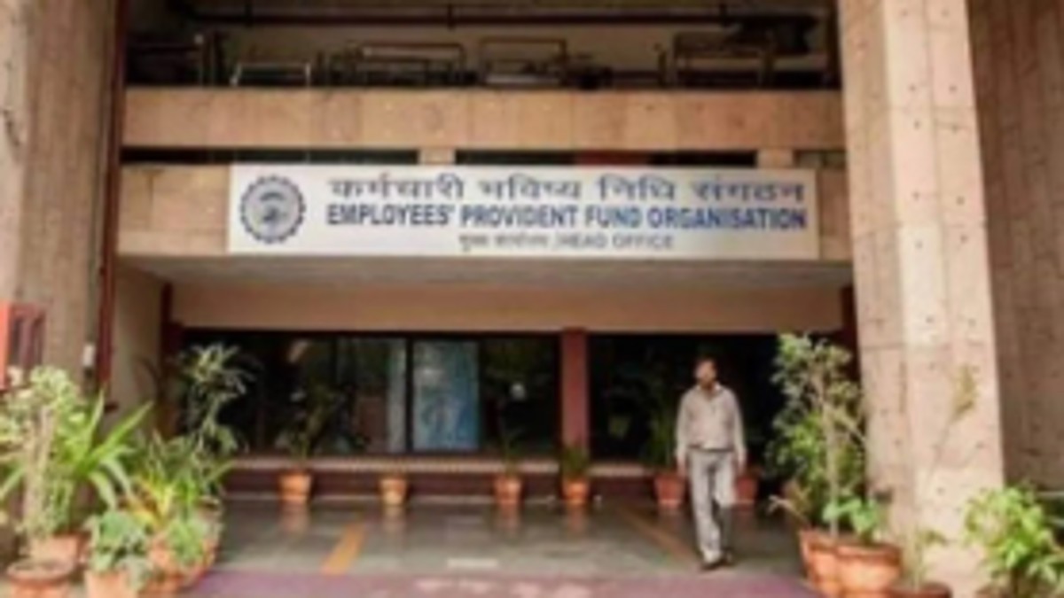 This facility reduces the time and effort while providing facilities such as online submission of application, validation of applications and transfer of past accumulations of the member.