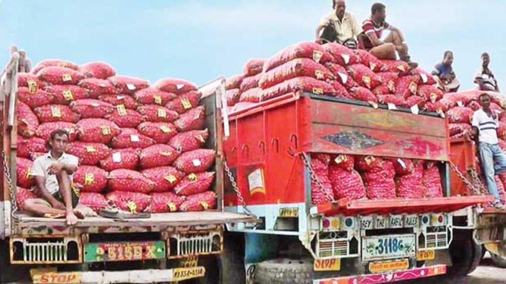 Onion-loaded Indian trucks enter Bangladesh after being stuck for 2 days