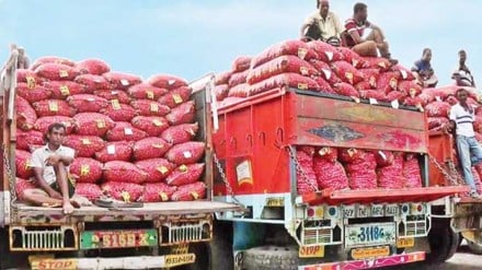 Onion-loaded Indian trucks enter Bangladesh after being stuck for 2 days