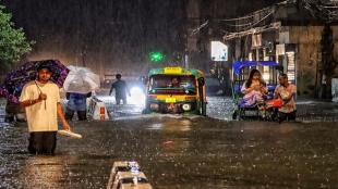 Delhi Rains: Cloud burst wreaks havoc,widespread waterlogging, flight diversions and traffic jams reported across city