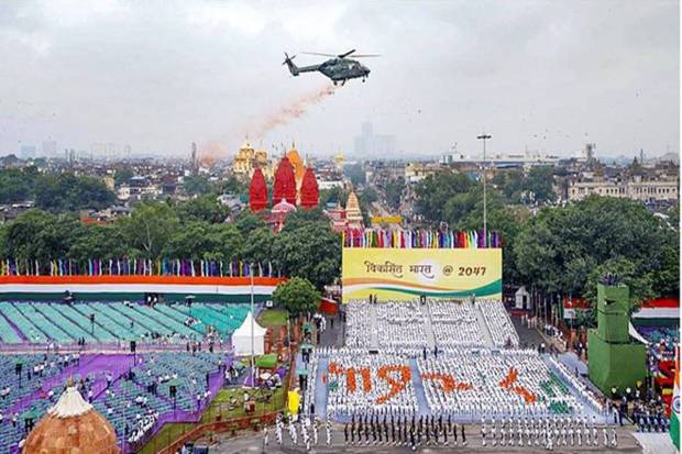 A military helicopter showers flower petals during full dress rehearsal for the 78th Independence Day celebrations at Red Fort, in New Delhi. (Photo source: PTI)