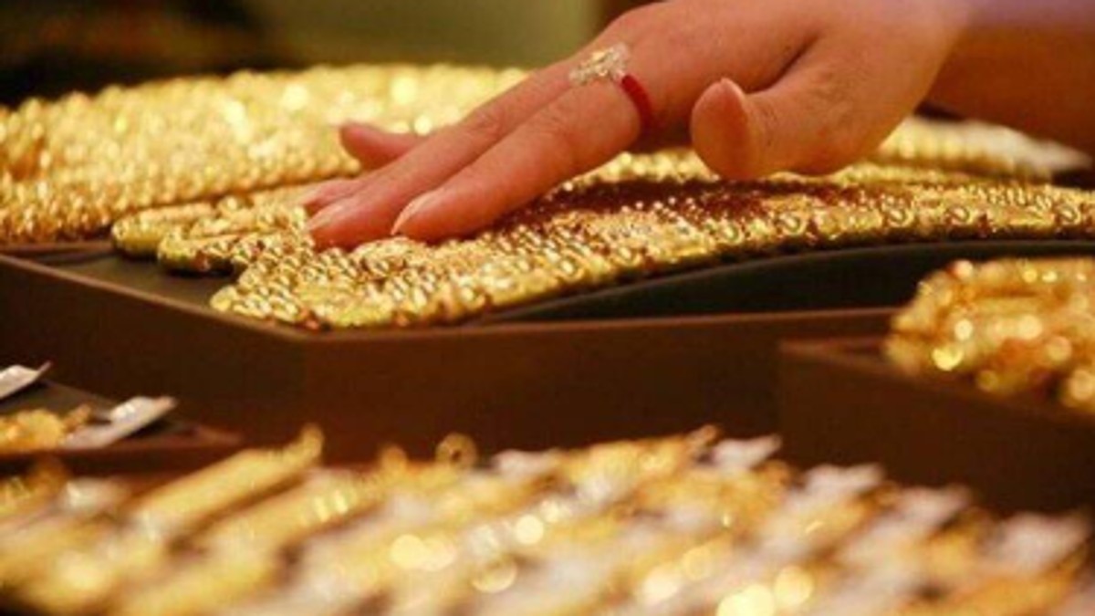 It is estimated that there are over 100,000 jewellers in the country. The serious issue is that among the registered jewellers, very few report cash transactions above Rs 10 lakh to the nodal officers.