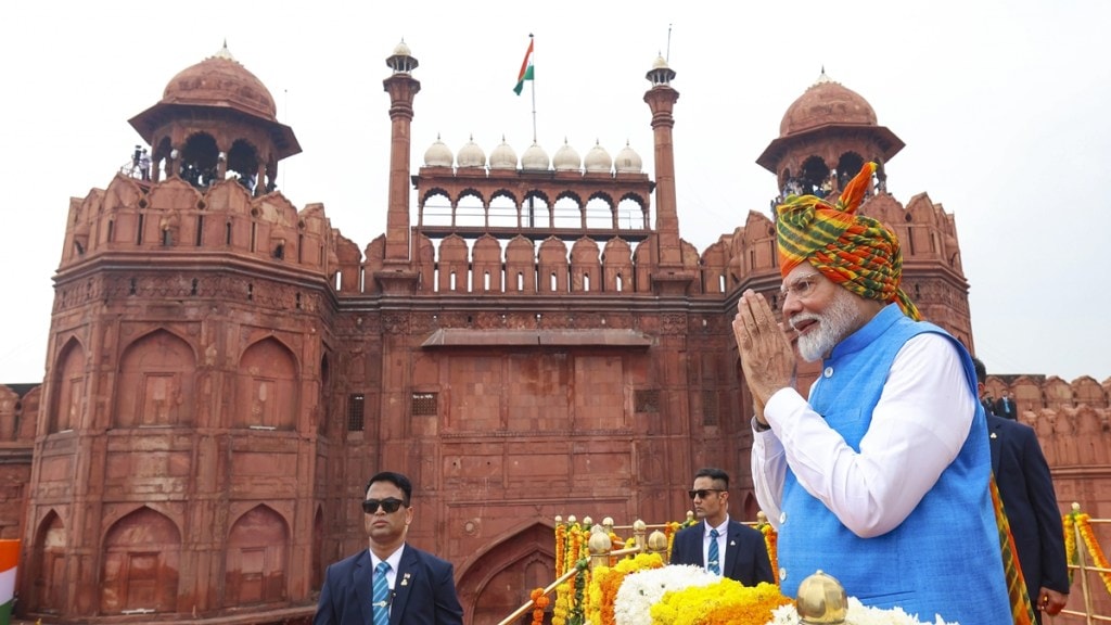 Prime Minister Narendra Modi greets the gathering at the Red Fort on 78th Independence Day, in New Delhi, Thursday, Aug. 15, 2024. (PTI Photo) (PTI08_15_2024_000130B)