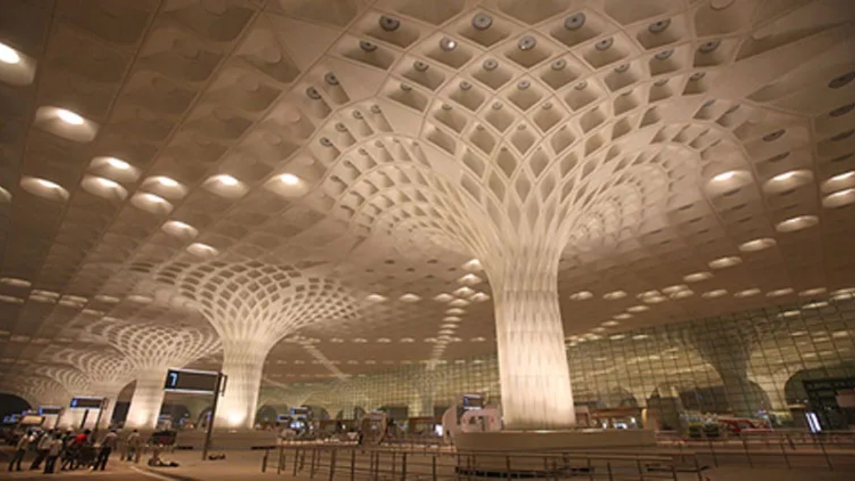 Unruly passenger assaults Air India Express staff member at Mumbai Airport - Here's what happened next Unruly passenger assaults Air India Express staff member at Mumbai Airport - Here's what happened next