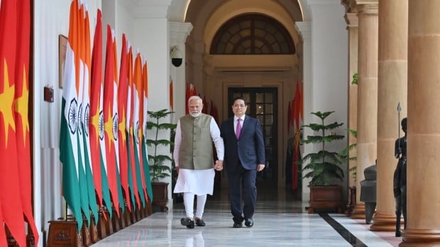 Prime Minister Narendra Modi with Vietnamese Prime Minister Pham Minh Chinh