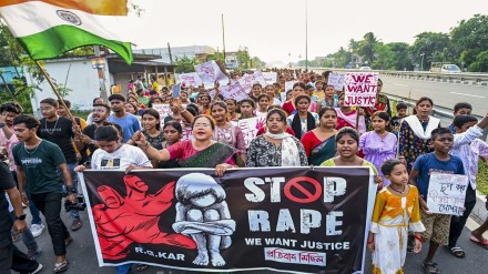 People raise slogans during a protest march against the recent alleged rape and murder of a woman trainee doctor of Kolkata’s RG Kar Medical College and Hospital, at Santipur, in Nadia district, Wednesday, Aug. 21, 2024. (PTI Photo)