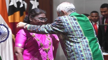 President José Ramos-Horta of Timor-Leste while conferring the Grand-Collar of the Order of Timor-Leste to President Murmu. (Image: Twitter/President of India)