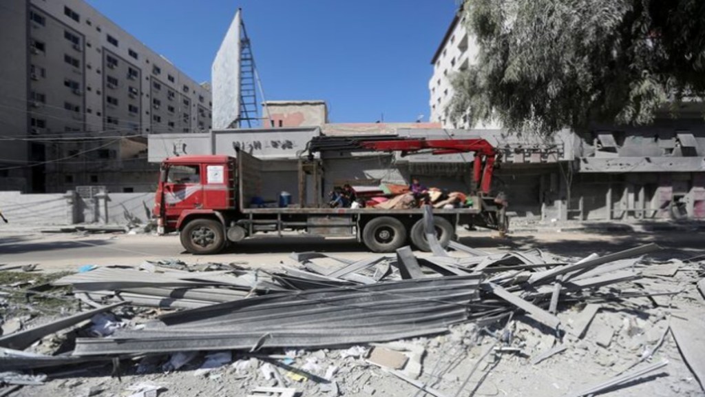 This aid has been transported through various channels, including eight aid ships, 1,271 trucks, and 414 flights, with 104 of these being air drops. (Image source: Reuters)