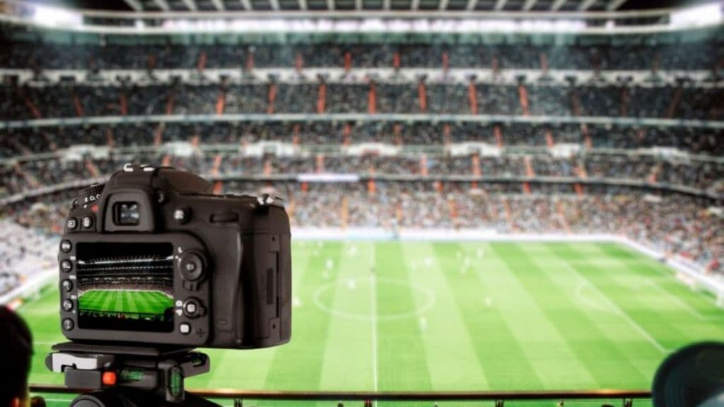 Digital platforms offer personalised, on-demand content to users. Streaming services provide fans with access to a wider range of sports and events. (Image: Freepik)