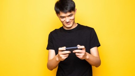 The rise of augmented reality (AR) gaming has also driven innovations in smartphone sensors and cameras. (Image: Freepik)