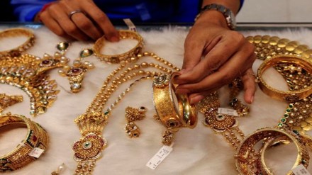 A woman looks at a gold bangle inside a jewellery showroom at a market in Mumbai January 15, 2015. REUTERS. A woman looks at a gold bangle inside a jewellery showroom at a market in Mumbai January 15, 2015. REUTERS.