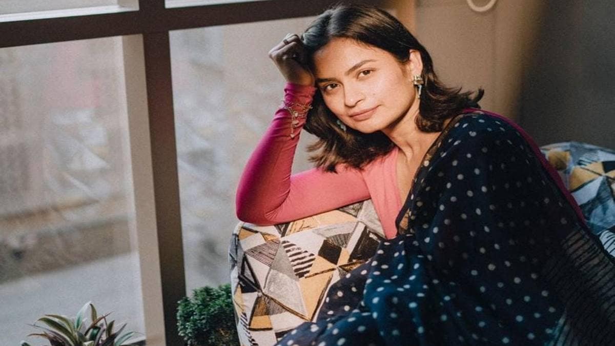 華美々 niko and…『india is beautiful 』 Vaani Kapoor keeping it chic, casual and stylish in a white tank