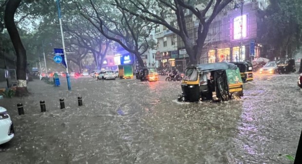 As conditions stabilise, BMC officials remain on high alert, with municipal commissioner Bhushan Gagrani instructing engineers to stay on duty at ward control rooms to address emergencies. (IE)