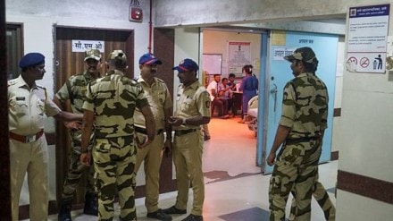 Thane: Police personnel at the Chhatrapati Shivaji Maharaj Hospital after Akshay Shinde, an accused in Badlapur school sexual assault case, shot dead by the police in self-defence, in Thane. Thane: Police personnel at the Chhatrapati Shivaji Maharaj Hospital after Akshay Shinde, an accused in Badlapur school sexual assault case, shot dead by the police in self-defence, in Thane.