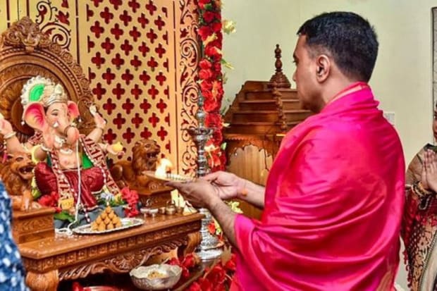 Goa Chief Minister Pramod Sawant performs 'aarti' before Lord Ganesha on Ganesh Chaturthi festival, in Kothambhi. (Photo: PTI)