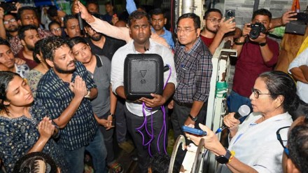 'Fifth and final time': Protesting doctors invited at Mamata Banerjee's residence for talks today