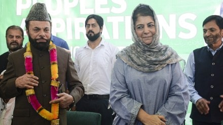 Peoples Democratic Party (PDP) President Mehbooba Mufti welcomes the senior separatist leader Saleem Gilani as he joins the party ahead of Assembly elections, in Srinagar, Sunday, Sept. 1, 2024. (PTI Photo)