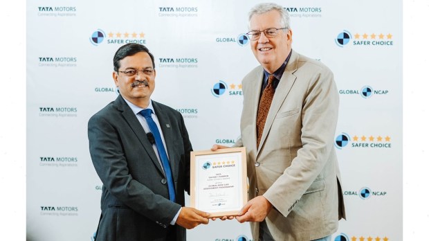 Mohan Savarkar receiving award from David Ward