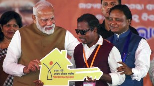 Prime Minister Narendra Modi hands over symbolic key to a beneficiary of Pradhan Mantri Awas Yojna during laying of foundation stone and inauguration of various development works, in Bhubaneswar, Odisha, Tuesday, Sept. 17, 2024. (PTI Photo)