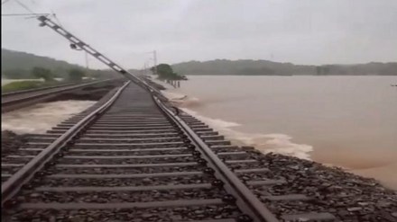 Schools shut, Telangana news, Telangana rainfall, Andhra Pradesh news, Andhra Pradesh rainfall, schools shut, trains, trains cancelled Schools shut, Telangana news, Telangana rainfall, Andhra Pradesh news, Andhra Pradesh rainfall, schools shut, trains, trains cancelled