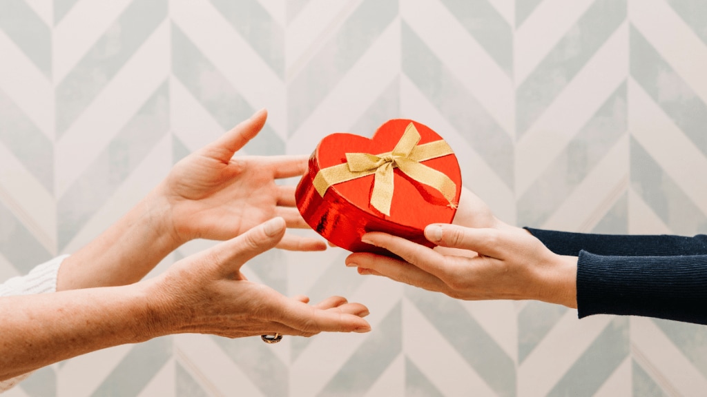 In a country where celebrations are high-spirited and gifting is a vital part of the culture, e-commerce brands are presented with the golden opportunity to leverage this festive fervour and increase their sales. (Image Credits: Freepik)