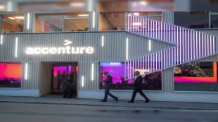 Accenture, Q2FY25, quarter results, revenue, US dollar, foreign exchange, new bookings, revenue outlook, Generative AI, gross margin