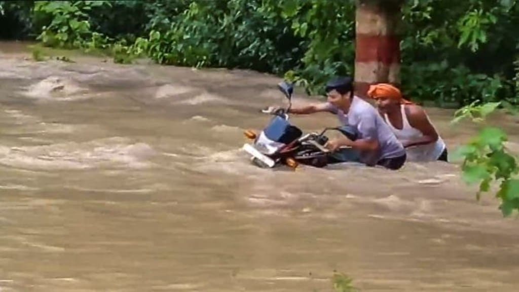 Commuters wade through a flooded area after an increase in the water level of Gandak river due to heavy rainfall, in Bagaha, Bihar, Saturday, Sept 28, 2024. (PTI Photo) Commuters wade through a flooded area after an increase in the water level of Gandak river due to heavy rainfall, in Bagaha, Bihar, Saturday, Sept 28, 2024. (PTI Photo)