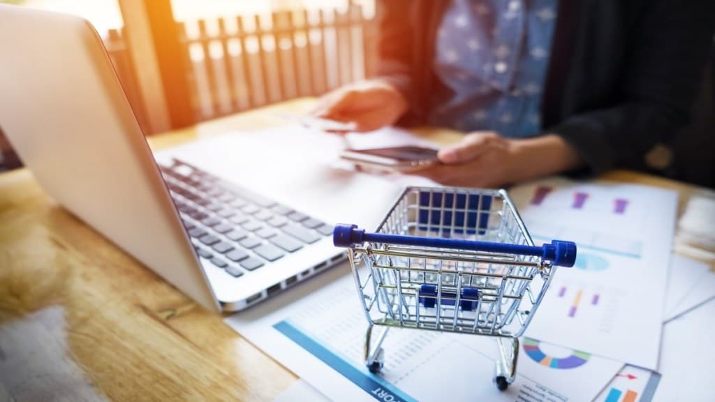 These days a unified commerce approach is being used which means integrating all the available channels and touchpoints. (Image Source: Freepik)