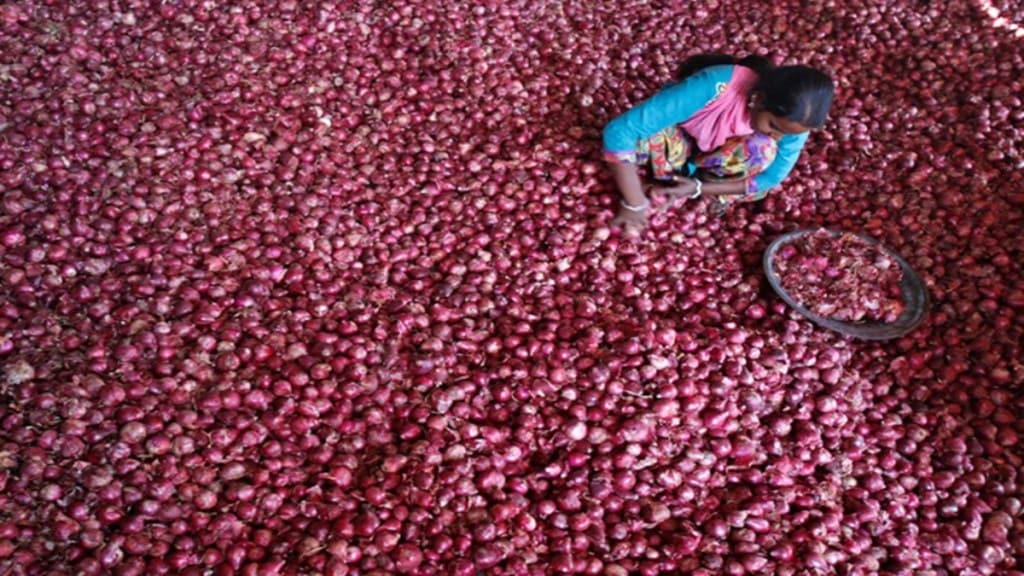 Retail onions prices drop on govt move to sell at Rs 35/kg Retail onions prices drop on govt move to sell at Rs 35/kg