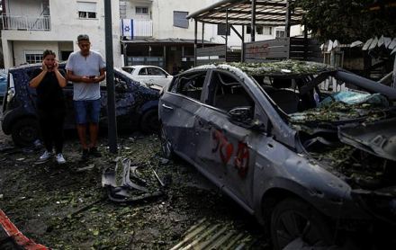 People stand near a damaged car at a site of houses damaged following a rocket attack from Lebanon, amid cross-border hostilities between Hezbollah and Israel, in Kiryat Bialik, Israel. (Photo: Reuters) People stand near a damaged car at a site of houses damaged following a rocket attack from Lebanon, amid cross-border hostilities between Hezbollah and Israel, in Kiryat Bialik, Israel. (Photo: Reuters)